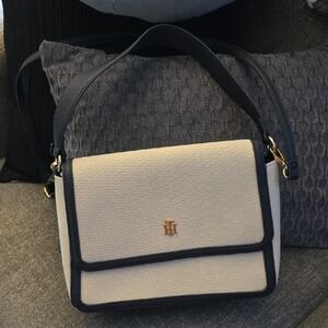 Elegant Navy and Cream Handbag/crossbody. Tommy Hilfiger